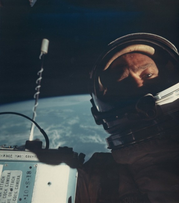Ay'a ilk ayan basan ekipten Buzz Aldrin öncesinde çıktığı ilk uzay seferlerinden birinde yaptığı ilk işlerden biri dünyayı arkasına alıp selfie çekmek olmuştu.