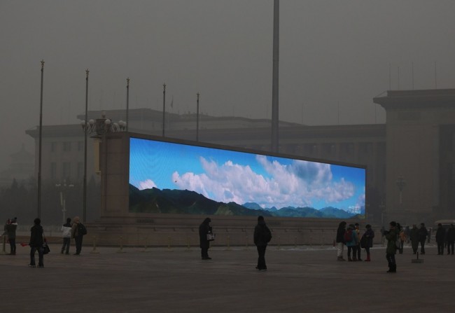 Çin'in Başkenti Pekin'deki Tiananmen Meydanı'nda hava kirliliği yüzünden gökyüzü ve güneş görünmediği için 'normalde' görünmesi gerekenler LED ekranlarla insanlara yansıtılıyor.