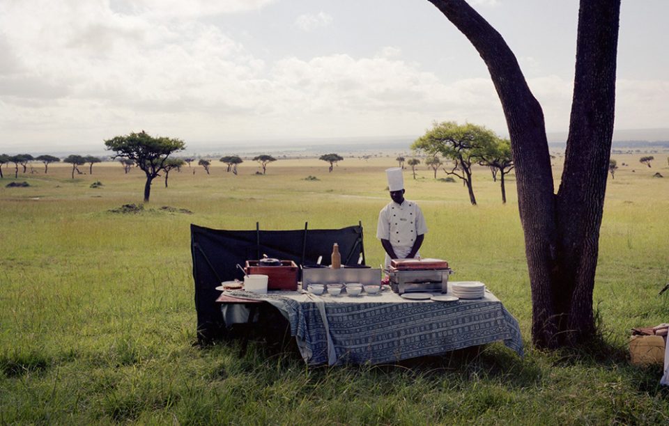 Sergiden bir kare: Kenya'da balonla gezintiye çıkan 'efendisini' bekleyen bir aşçı.
