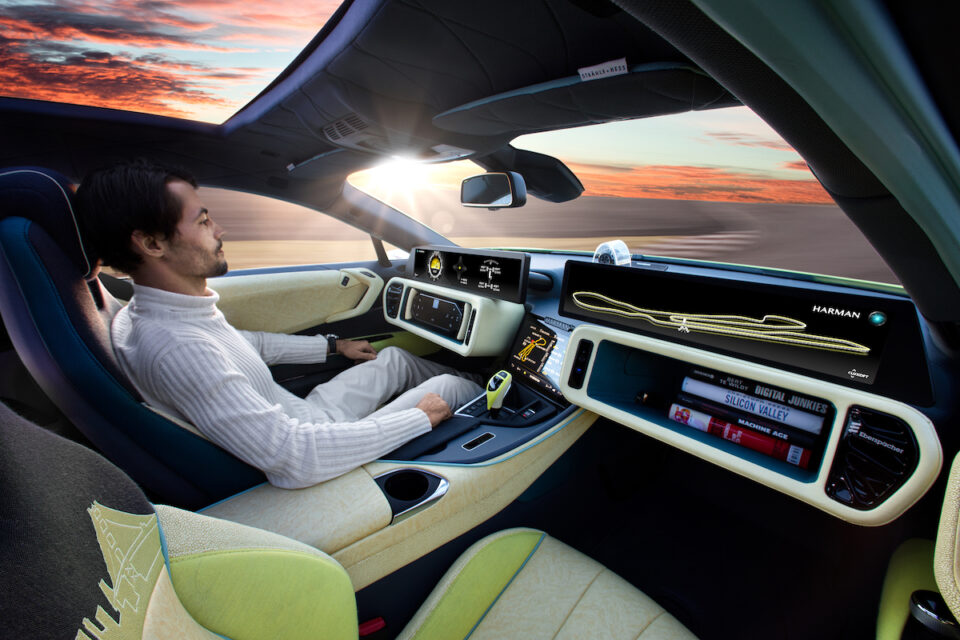 Rinspeed'in modifiye ettiği BMW i8, Etos adını taşıyor. Birçok farklı işlev üstlenen dev boyutlu ekranlarla bezeli konsolunda otomatik pilotta ilerlerken direksiyon katlanarak özel yuvasına yerleşiyor ve alanı genişletiyor.
