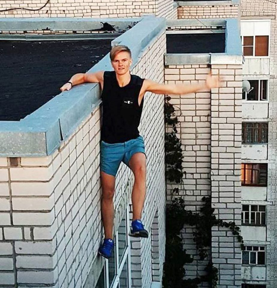 'Selfie've bağlı ölümlerde' en sık karşılaşılan durum çatılardan çekilenler. Bu şekilde sadece Rusya'da geçen sene (fotoğrafta görünen genç dahil) 300 kişi öldü.
