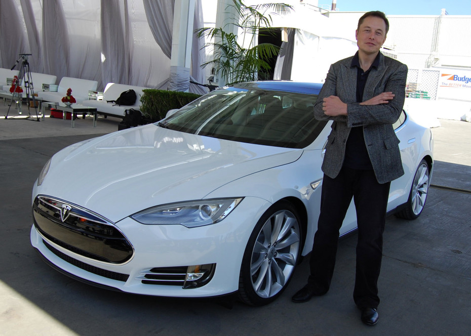 Elon_Musk_Tesla_Factory_Fremont_CA_USA_8765031426-e1444872548818-930x664