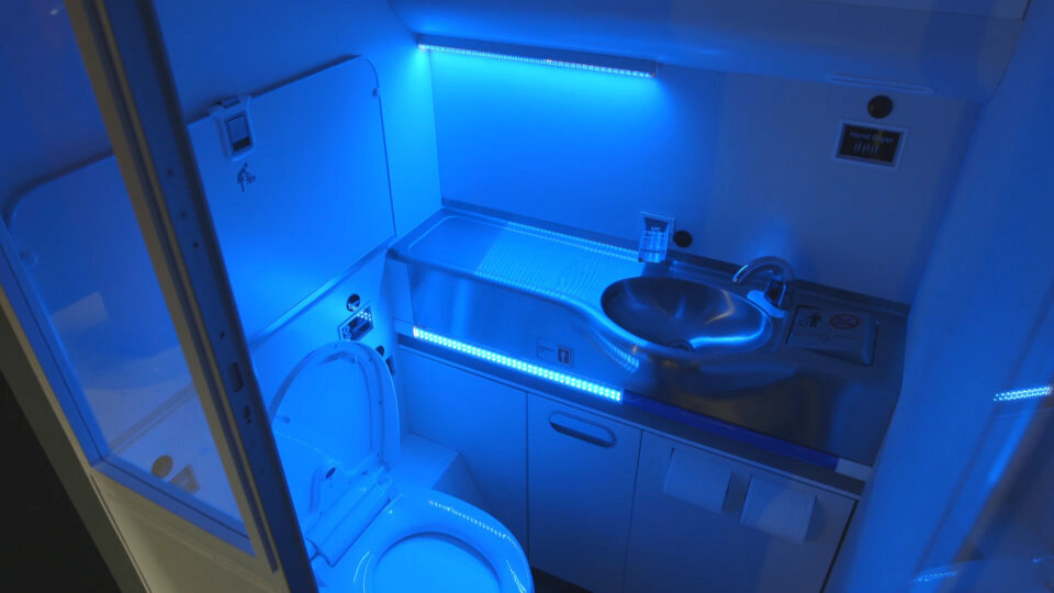la-fi-boeing-self-cleaning-lavatory-20160304