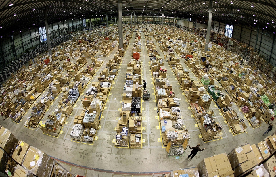 Amazon.co.uk Milton Keynes deposunda çalışanlar, Kasım 2006 REUTERS / Dylan Martinez