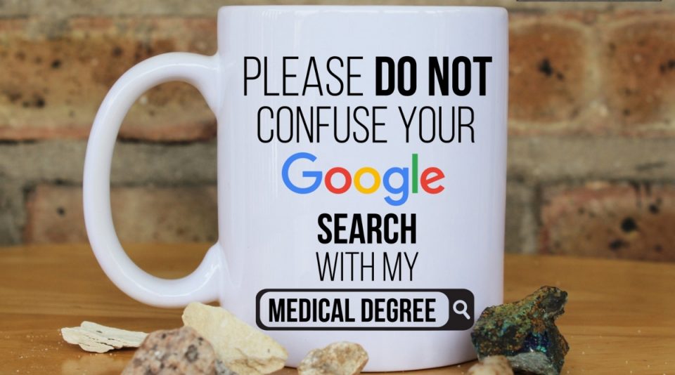 'Rica ederim benim tıbbi uzmanlığımı Google aramanla karıştırma' konulu bir hekim kupası.