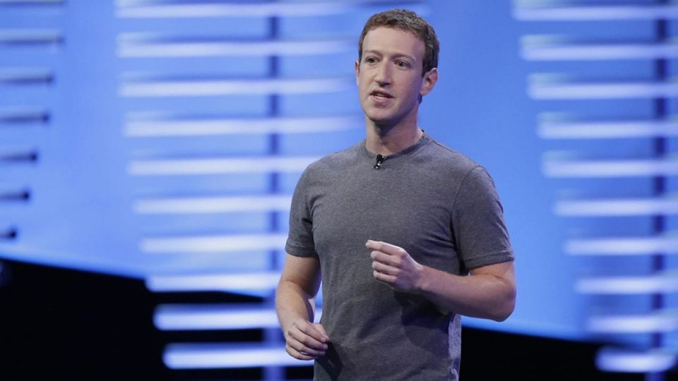 Tüm dünyayı önce birbirine bağlayıp sonra ele geçirmeyi planlayan Mark Zuckerberg.