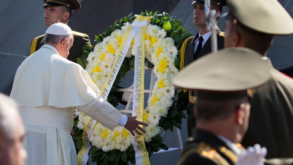 Papa Francis Erivan’daki Soykırım Anıtı’nda bir seramoniye katılrken - 25 Haziran 2016 Fotoğraf: AP / Alexander Zemlianichenko