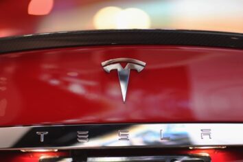 Tesla, kasırgadan kaçan araçların menzilini artırdı