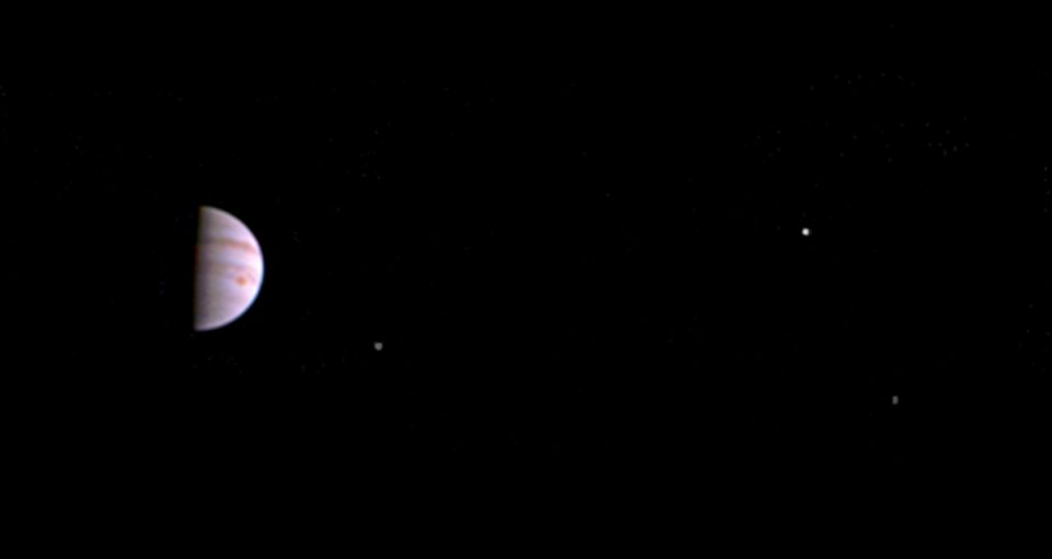 Soldan sağa Jüpiterin 4 büyük uydusundan üçü: Io, Europa ve Ganymede