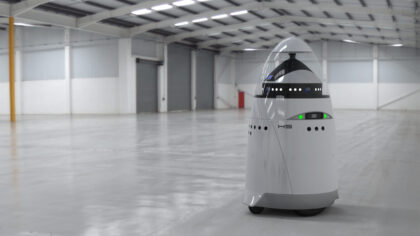 Güvenlik robotuna saldıran sarhoş tutuklandı