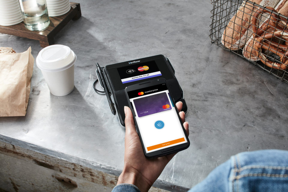 masterpass-contactless-at-cafe