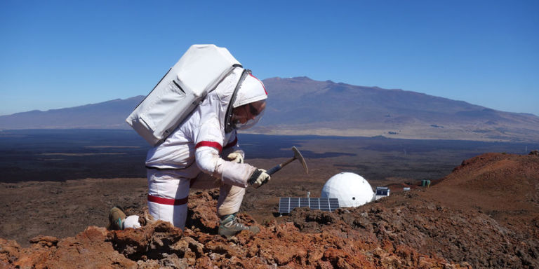 Carmel Johnston astronotların Mars’ta karşılaşacakları araziye benzerliği sebebiyle seçilen Hawaii’nin çöllük Mauna Loa bölgesinde saha görevini yürütüyor. Fotoğraf: Christiane Heinicke