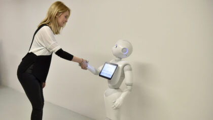 Robotlar mı insanlaşıyor, biz mi robotlaşıyoruz?