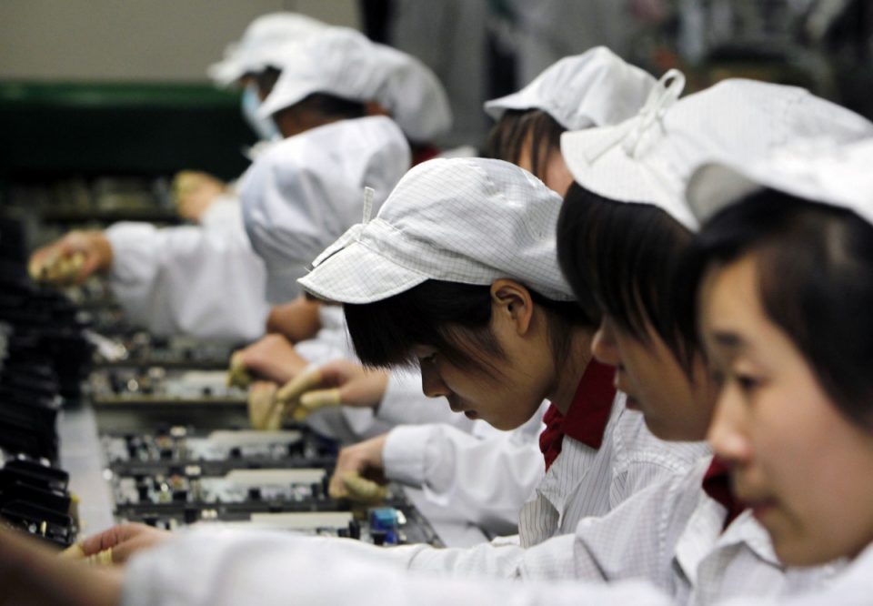 iPhone'ları iPhone yapan ucuz insan emeği ağırlıklı olarak Çin topraklarından elde ediliyor.