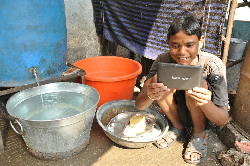 Hindistan'da epey popüler olan ucuz tabletten sonra sıra cep telefonları ve internette.