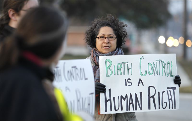 ABD'de kilisenin doğum kontrol yöntemleri ile ilgili yorumlarına karşı düzenlenen yürüyüşte bir protestocu. (Doğum kontrolü bir insan hakkıdır.)