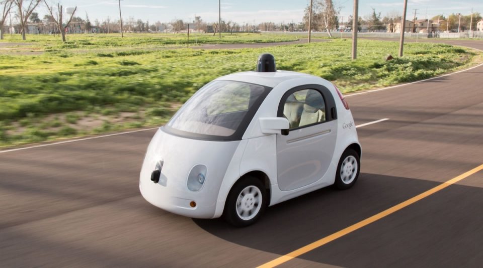 Google otonom aracının polis aracından kaçma ihtimalini sıfırlayan sevimliliğine bir de yasalara saygılı sensörler ekleyecek.