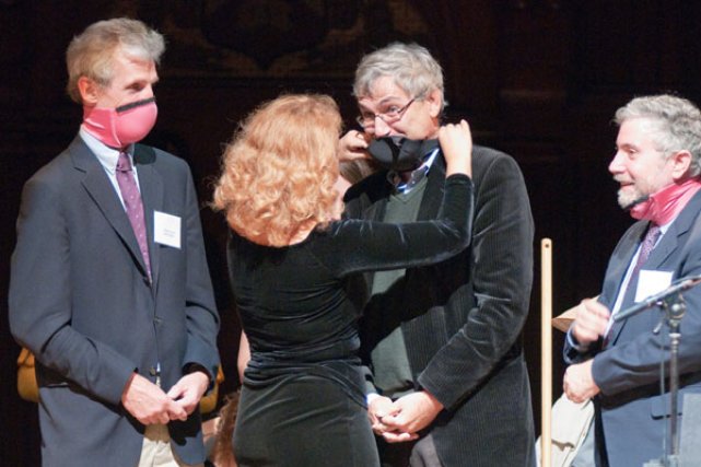Dr. Elena Bodnar kendisine Ig Nobel Ödülü getiren icadını (kolaylıkla yüz maskesine dönüşebilen sütyen) diğer Nobelli isimler Wolfgang Ketterle (sol), Orhan Pamuk ve Paul Krugman üzerinde uygulamalı olarak gösterirken - 2009 Ig Nobel Ödülleri. Fotoğraf: Alexey Eliseev