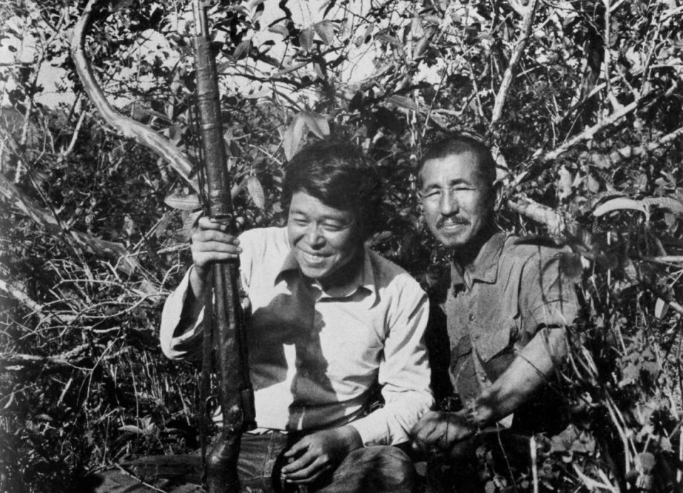 Şubat 1974 - Gezgin Norio Suzuki Lubang Adaları’nda Teğmen Onoda’yı buluşunun ardından kendisi ve tüfeğiyle poz veriyor.