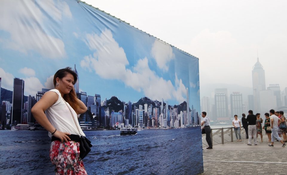 Hong Kong hava kirliliğinin en görünür hale geldiği büyük şehirlerden biri.