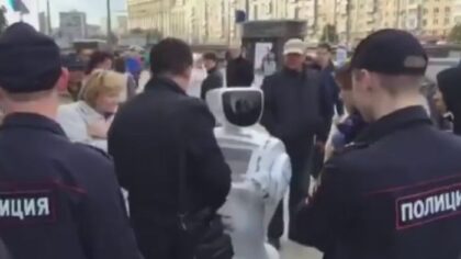 Rusya’da polis, robotu tutukladı