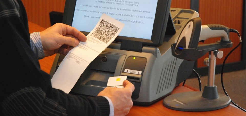 2014 yılında Belçika yerel seçimlerinde kullanılan Smartmatic elektronik oy makinesi.