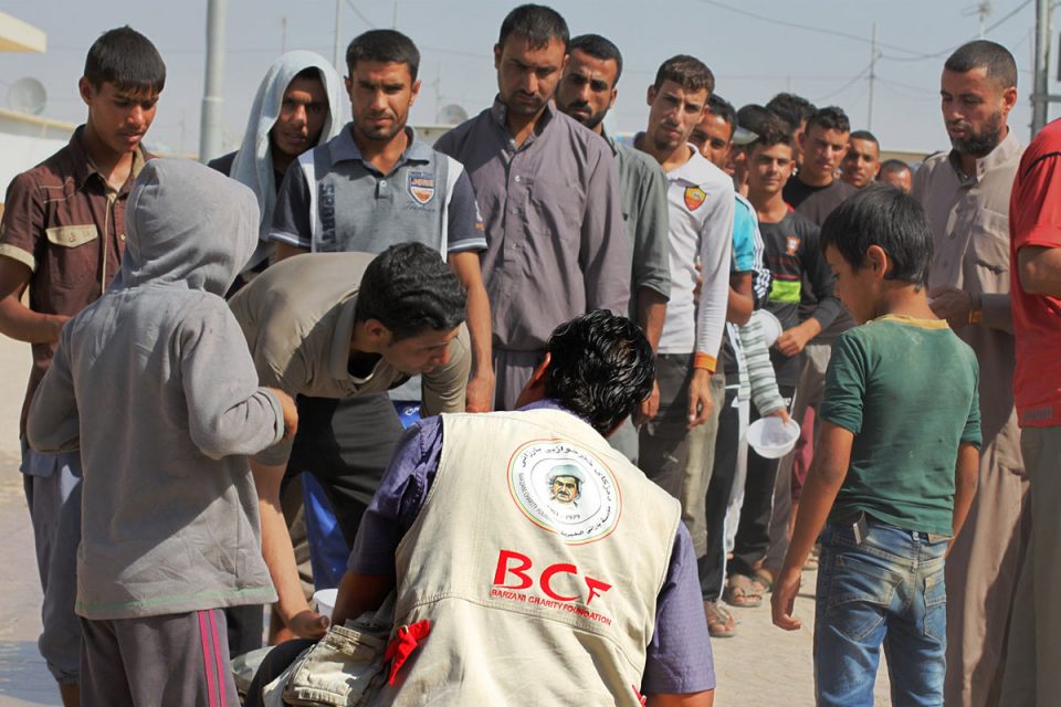 Kuzey Irak’taki kamplarda gıda kuyruğundaki erkekler. Ocak 2014’ten bu yana Irak’ta 3 milyonun üzerinde insan yerlerinden edildi. (Alice Fordham/NPR)