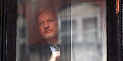 Julian Assange’ın internetini kestiler