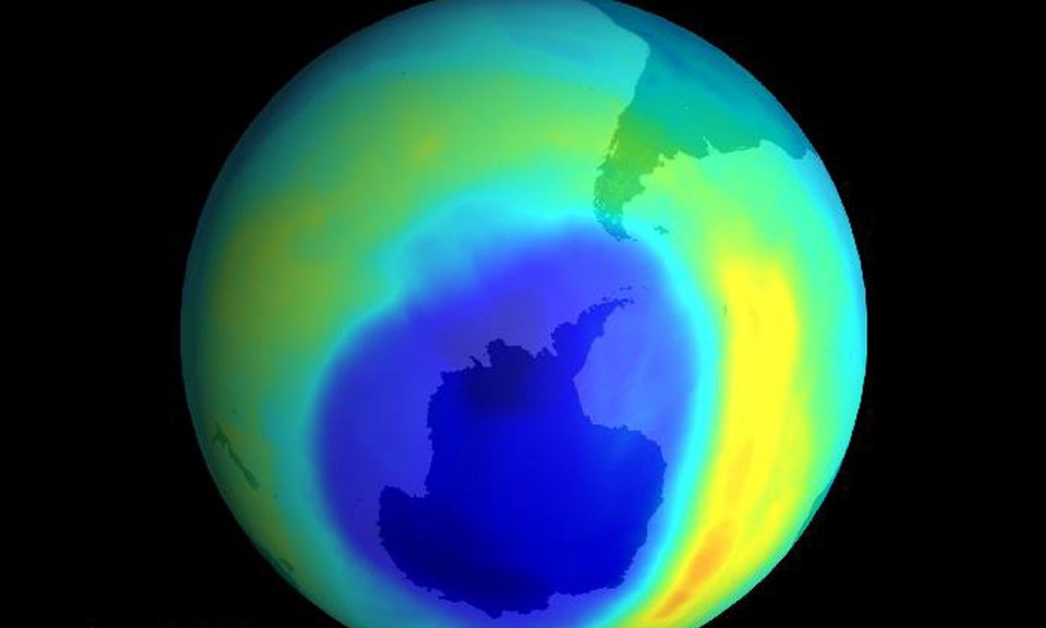 Bir başka sera etkili gaz olan CFC ile Antartika üzerinde açtığımız ozon deliği 1987 yılında böyle gözüküyordu. (Fotoğraf: NASA)