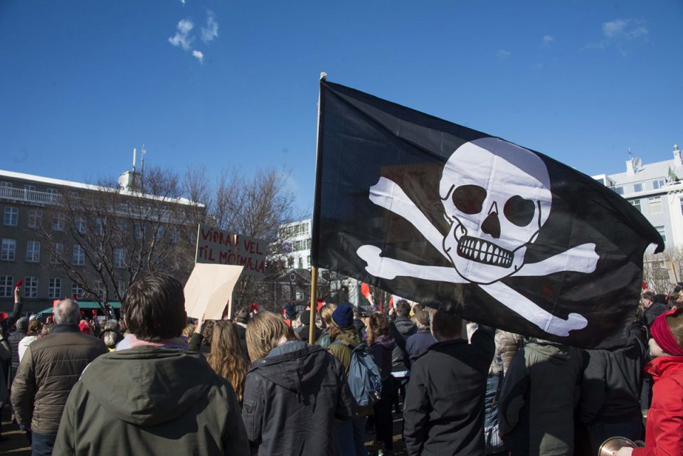 Panama Belgeleri sızıntısı üzerine seçim talebiyle yürüyüş yapan İzlanda Korsan Parti destekçileri (Halldor Kolbeins / AFP / Getty Images)