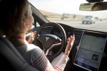 Tesla’lar birbirlerine hocalık edecek