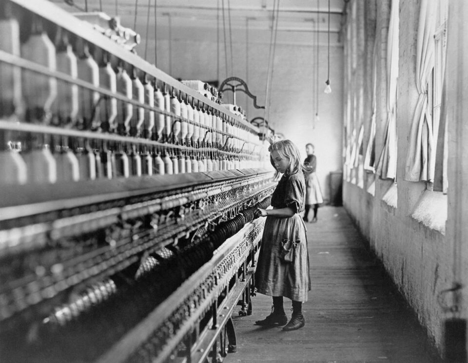 'Pamuklu bez fabrikasında çalışan kız' Lewis Hine, 1908.