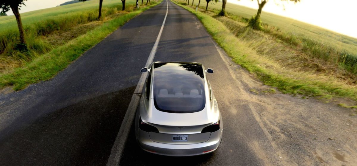 Tesla otomobillerine güneş paneli ekleyecek
