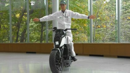 Honda’nın motosikleti kendi başına dengede durabiliyor