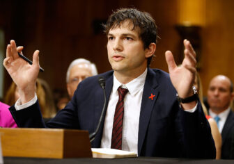 Ashton Kutcher insan kaçakçılığı ile mücadele ediyor