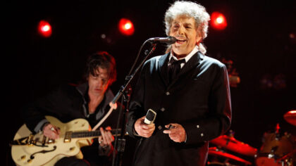 Bob Dylan Nobel’i kabul etti