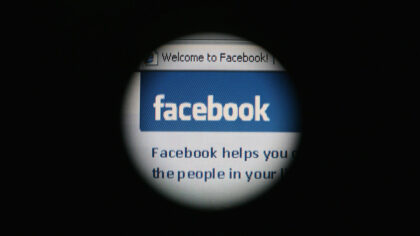 Facebook sahte haber bildirimini kullanıma soktu