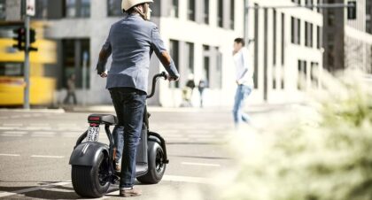 Gücünü sürücüden alan elektrikli scooter