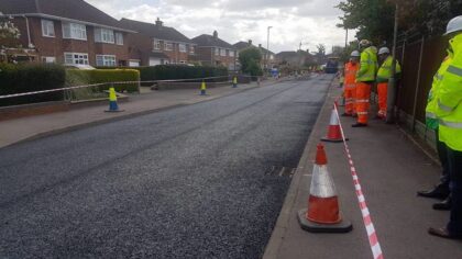 Yürümekle aşınmayan plastik yollar