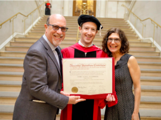 Mark Zuckerberg sonunda diplomasını aldı