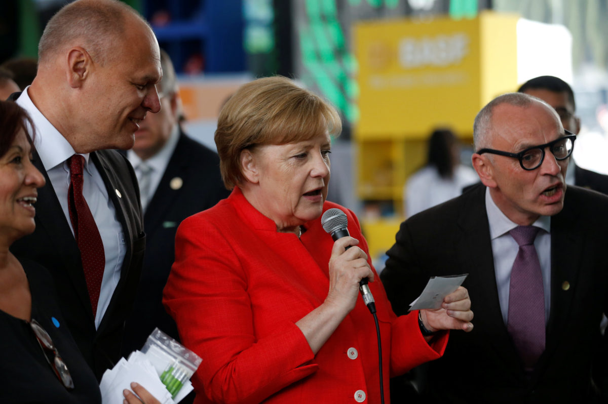 Angela Merkel: İnternetin küresel kanunlara ihtiyacı var