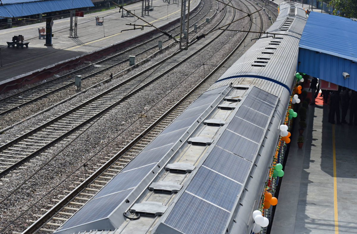 Hindistan trenlerini güneş panelleriyle donatıyor