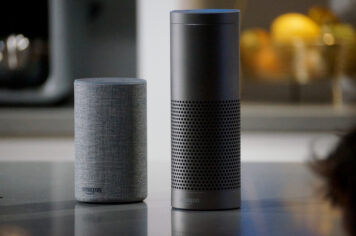 Alexa’nın arkasında bir kasaba dolusu insan var