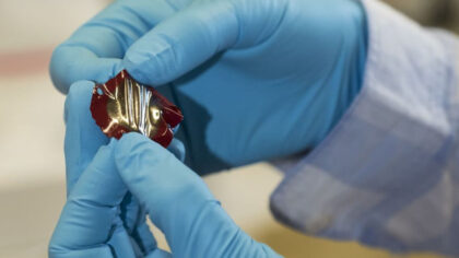 İnsan bedeninden elektrik üreten materyal