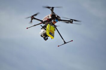 Bir drone iki yüzücünün hayatını kurtardı
