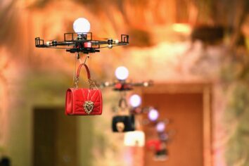 Drone’lar çanta defilesinde podyuma çıktı