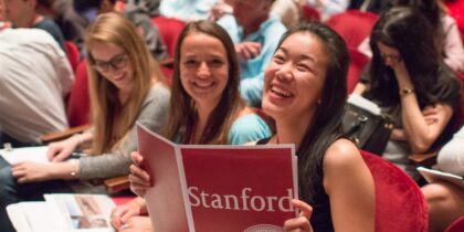 Stanford’dan bir grup öğrenci Apple’ı protesto ediyor