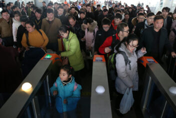 Çin’de düşük puanlı vatandaşlar tren ve uçağa da binemeyecek