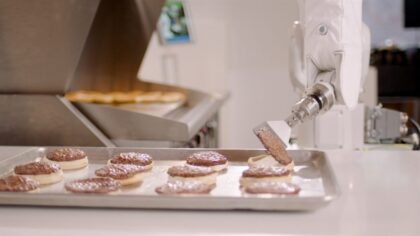 Robot hamburger ustası iş başı yaptı