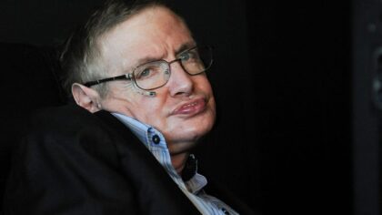Stephen Hawking hayatını kaybetti